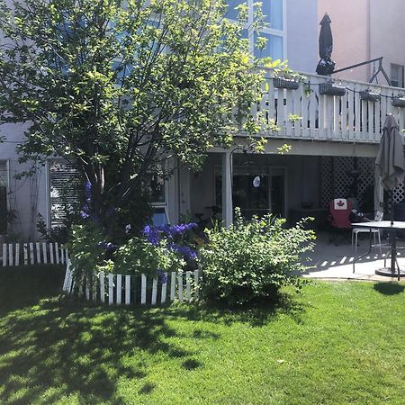 Hamptons Rose garden family! Hotel YYC Buitenkant foto