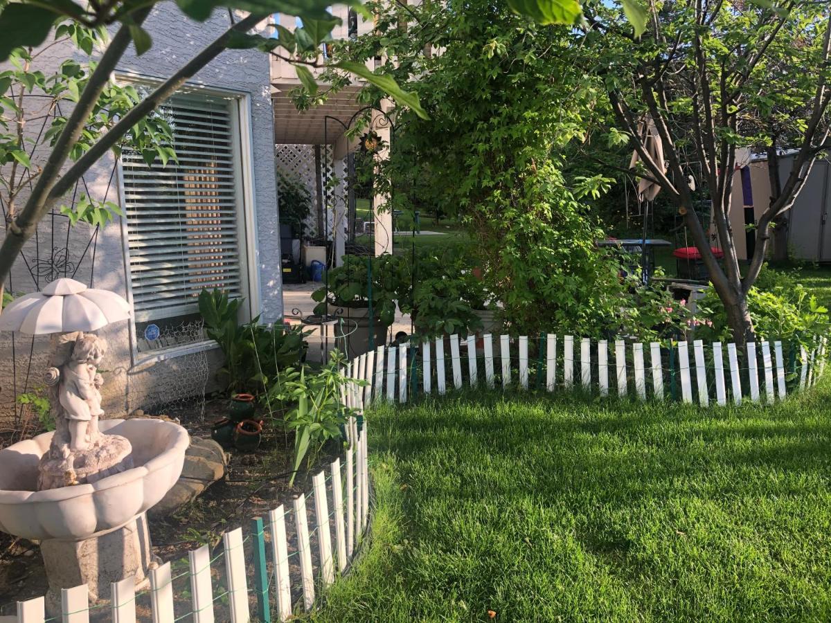Hamptons Rose garden family! Hotel YYC Buitenkant foto