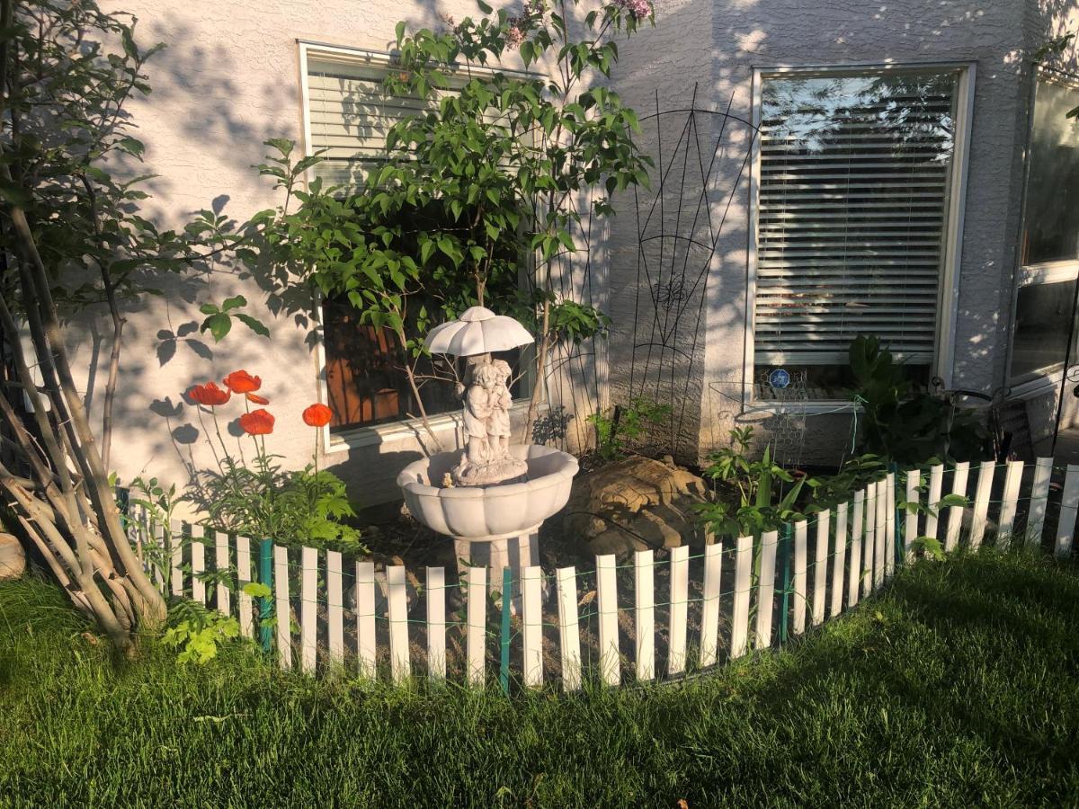 Hamptons Rose garden family! Hotel YYC Buitenkant foto